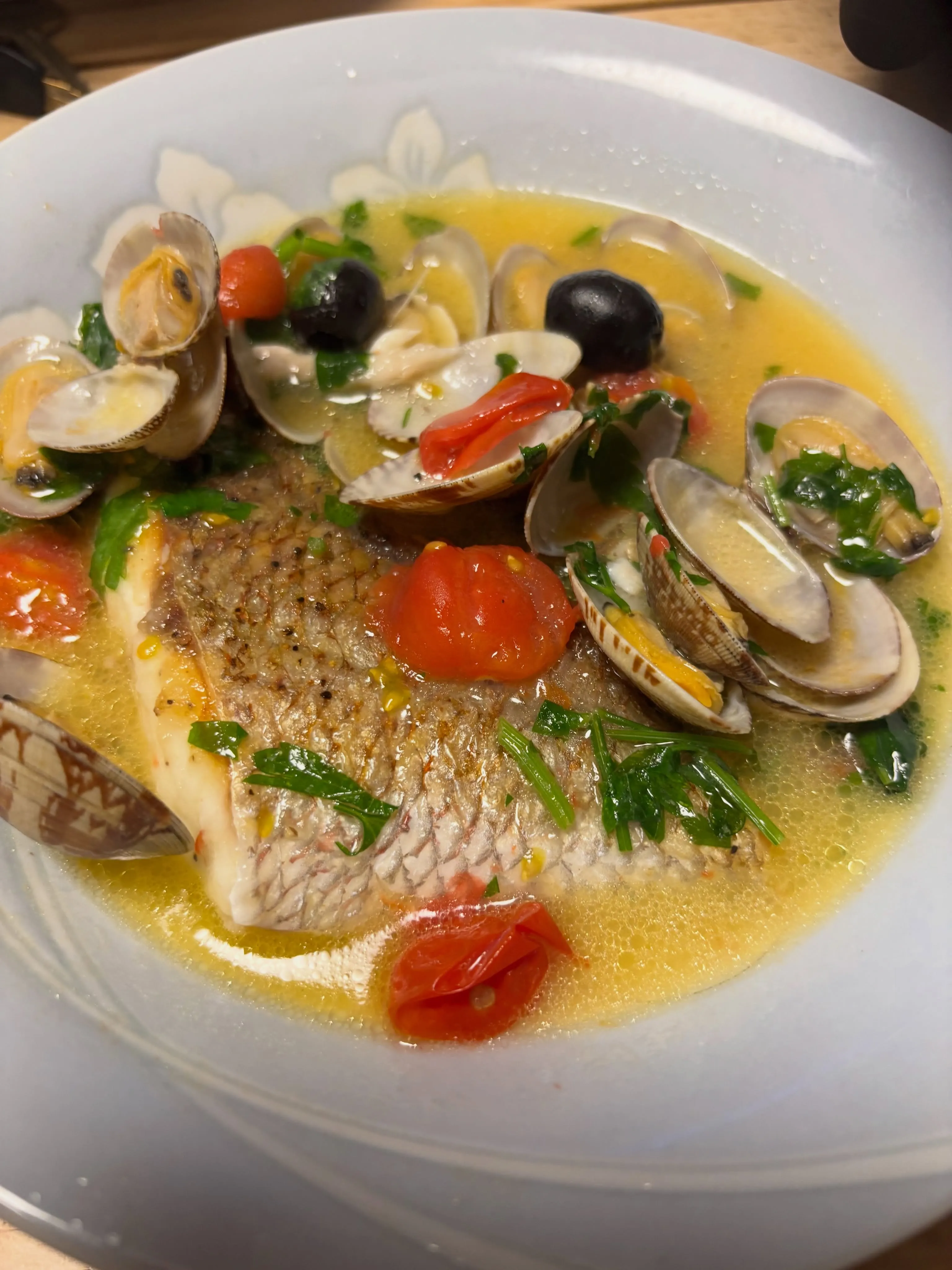 昨日は家庭菜園のイタリアンパセリでアクアパッツァとグレモラー...
