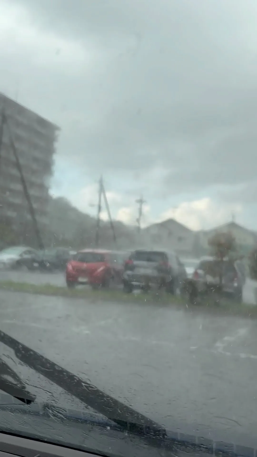 娘迎えに来たら千葉市は突然のにわか雨で雹も混じってます。