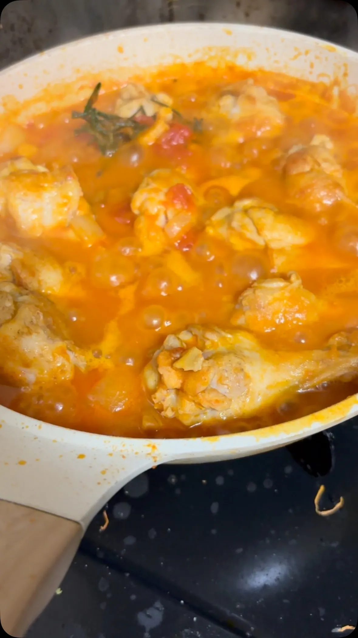 久しぶりに作ったミネストローネでカチャトーラ風に手羽元煮込ん...