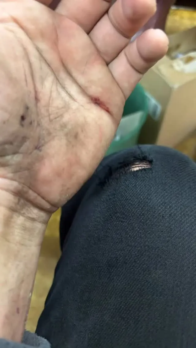 朝からこの前テレビを壊された犯人を捕まえる社長。