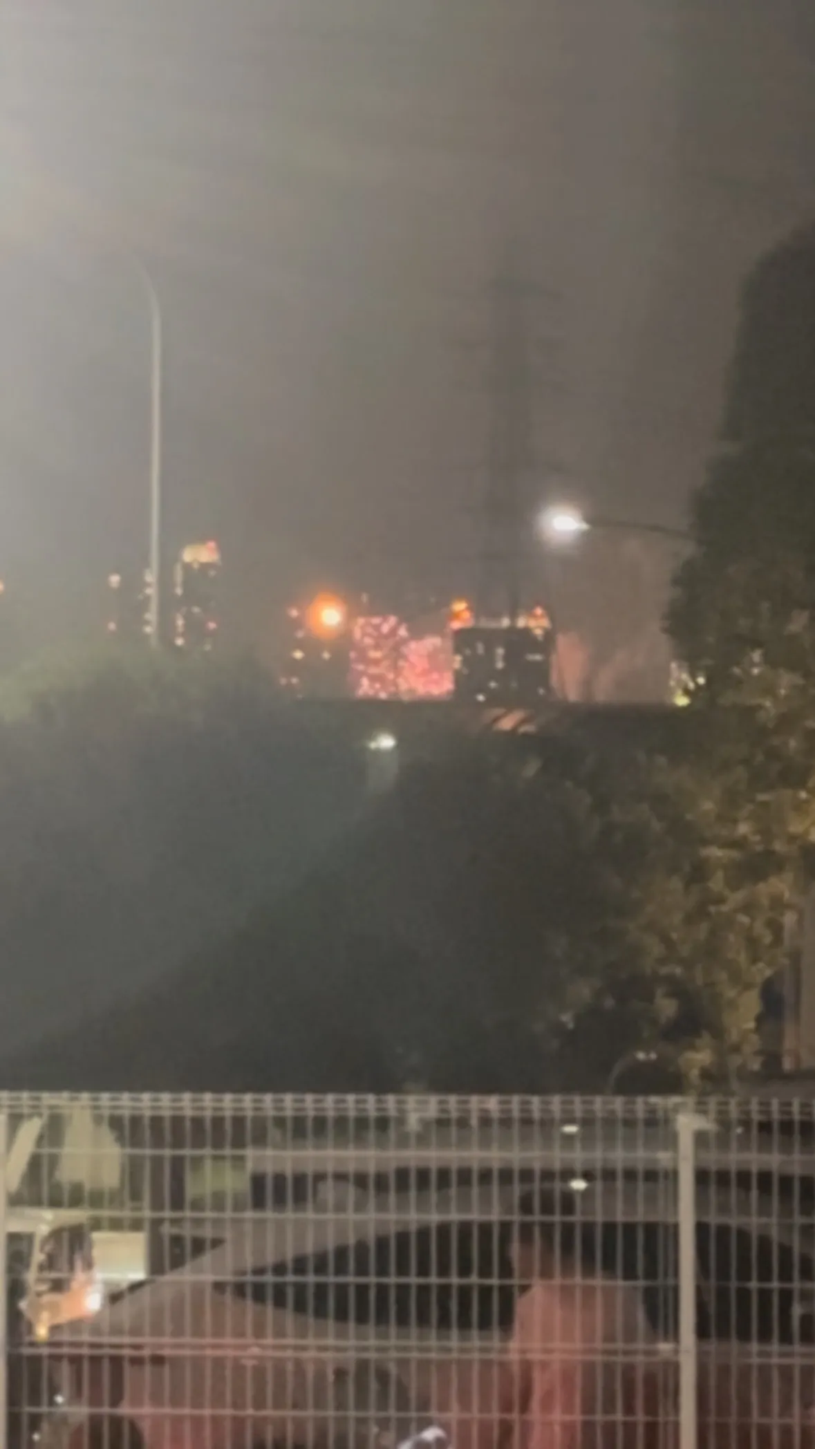 幕張ビーチフェスタを遠目に眺めてます。